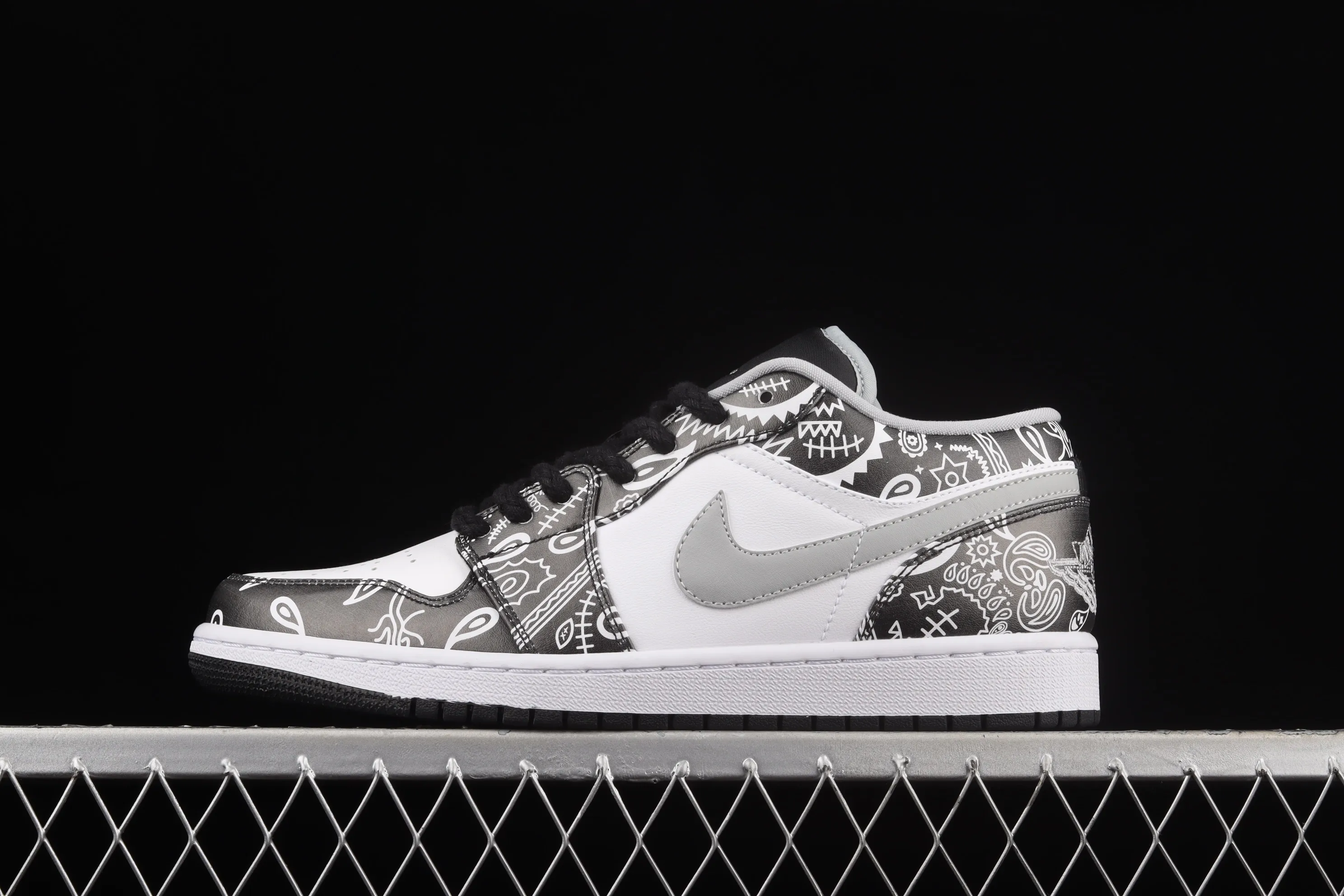 All categories Air Jordan Jordan series basketball shoes Air Jordan 1 Low Air Jordan 1 Low AJ1 Joe 1 painted hand-painted cashew flower low-top cultural basketball shoes 553558-040